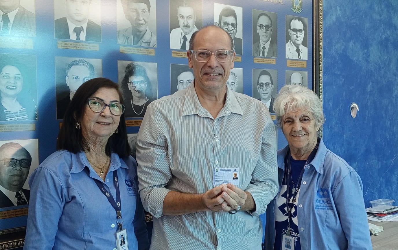 Vice-presidente do CRA-CE renova carteira profissional na sede do Conselho